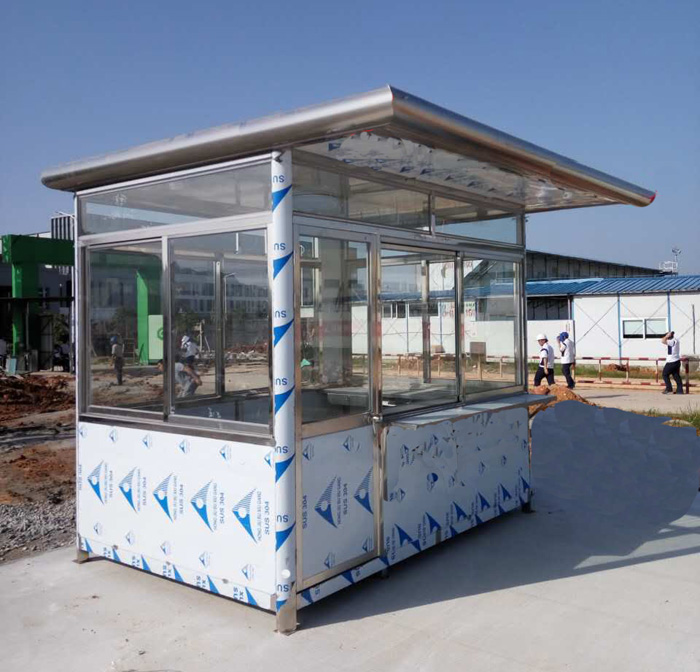 交通崗?fù)?></div>安裝在頂部一是可以采用不銹鋼焊接架固定空調(diào)，二是可以安裝鋁塑板外罩，從外面看去一體化的美觀性既遮擋了空調(diào)，又增 了崗?fù)さ恼w協(xié)調(diào)性。其中在崗?fù)ぐ惭b位置的基礎(chǔ)上，好空調(diào)預(yù)留孔的，以防水位倒流，設(shè)計空調(diào)插座的位置和空調(diào)的擺放區(qū)間，的展示。<br><br>交通崗?fù)?nèi)安裝空調(diào)是設(shè)計和上的一大進步，是社會人文關(guān)懷的體現(xiàn)。每一座崗?fù)ぬN含著設(shè)計師和制作的層層心意，也包含著訂購單位的良苦用心，希望在每一處的細節(jié)和真誠感知上，崗?fù)さ母倪M會隨著時間的流逝而，在實際使用中發(fā)揮出它大的價值。<br><br><br><br><br>
	</div>

    <div style=