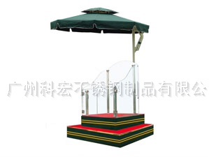 站臺(tái)崗?fù)?></div>站崗要求：站臺(tái)崗?fù)と藛T需要時(shí)刻保持警惕，關(guān)注站臺(tái)的情況，包括乘客的上車、下車以及安全情況等，及時(shí)發(fā)現(xiàn)異常并采取相應(yīng)措施。<br>衛(wèi)生清潔要求：站臺(tái)崗?fù)ば枰３终麧?、干凈，各類物品和設(shè)備需要擺放整齊，方便乘客出行和工作人員管理。<br>服務(wù)態(tài)度要求：站臺(tái)崗?fù)と藛T需要熱情、耐心、友好地為乘客提供服務(wù)，積極解決乘客的問(wèn)題和困難，維護(hù)良好的公共秩序。<br>安全要求：站臺(tái)崗?fù)ば枰_保乘客和工作人員的安全，嚴(yán)格按照安全規(guī)定進(jìn)行操作和管理，避免出現(xiàn)意外事故。<br>票務(wù)要求：站臺(tái)崗?fù)ば枰炀氄莆掌眲?wù)工作流程，熟悉各類票務(wù)規(guī)定和處理方法，及時(shí)處理乘客的票務(wù)問(wèn)題。<br>溝通協(xié)作要求：站臺(tái)崗?fù)ば枰c其他崗位和上級(jí)領(lǐng)導(dǎo)保持良好的溝通和協(xié)作關(guān)系，共同維護(hù)車站的正常運(yùn)營(yíng)和管理。<br>紀(jì)律要求：站臺(tái)崗?fù)ば枰獓?yán)格遵守各項(xiàng)紀(jì)律規(guī)定，不遲到、不早退、不擅離崗位，嚴(yán)格執(zhí)行交接班的程序和規(guī)定。<br>總之，站臺(tái)崗?fù)すぷ餍枰J(rèn)真負(fù)責(zé)、積極主動(dòng)、熱情友好、安全有序地為乘客提供服務(wù)和管理。<br>
	</div>

    <div style=