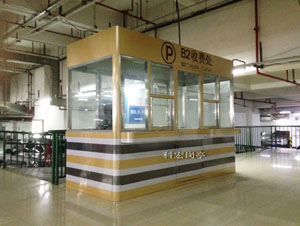 志愿者崗?fù)?></div>為志愿者提供工作場所：志愿者崗?fù)な侵驹刚叩墓ぷ鲌鏊梢詾橹驹刚咛峁┮粋€安全、舒適和便利的工作環(huán)境，方便他們?yōu)槭忻裉峁└鞣N服務(wù)和幫助。<br>提供信息服務(wù)：志愿者崗?fù)ねǔＥ鋫溆行畔⒄故景?、宣傳資料等，可以為市民提供各種信息服務(wù)，如旅游咨詢、活動宣傳等。<br>方便市民求助：志愿者崗?fù)ねǔＴO(shè)置在公共場所，市民可以很方便地前來尋求幫助和咨詢問題，志愿者也可以及時提供幫助和解答。<br>提升城市形象：志愿者崗?fù)さ脑O(shè)置可以提升城市的形象和文明程度，展現(xiàn)城市的人文關(guān)懷和社會責任感。<br>靈活性和可移動性：志愿者崗?fù)ねǔ２捎媚K化設(shè)計，具有靈活性和可移動性，可以根據(jù)需要進行組合和移動，方便在不同場所進行設(shè)置。<br>節(jié)能環(huán)保：志愿者崗?fù)ねǔ２捎霉?jié)能環(huán)保材料和設(shè)備，如太陽能供電系統(tǒng)、節(jié)能燈具等，符合現(xiàn)代城市的綠色發(fā)展理念。<br><div style=