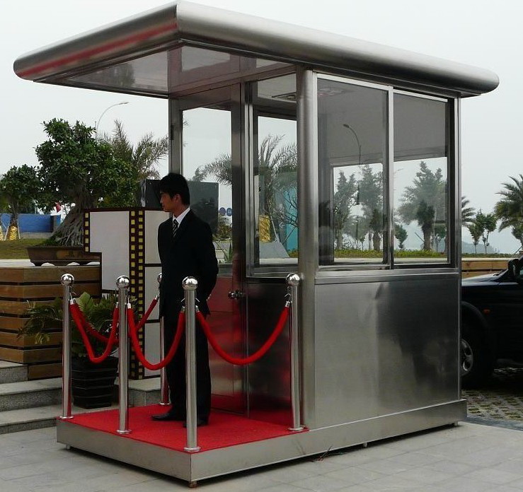 站臺(tái)崗?fù)?></div>1、人員擁擠：站臺(tái)是乘客上下車的場(chǎng)所，人員流動(dòng)性大，容易發(fā)生擁擠現(xiàn)象。在設(shè)計(jì)站臺(tái)崗?fù)r(shí)，需要考慮人流組織、疏散通道、安全出口等，確保乘客安全上下車。<br><br>2、物品丟失：站臺(tái)是公共場(chǎng)所，人員混雜，容易發(fā)生物品丟失現(xiàn)象。在設(shè)計(jì)站臺(tái)崗?fù)r(shí)，需要考慮監(jiān)控系統(tǒng)、報(bào)警系統(tǒng)等，提高站臺(tái)的安全性。<br><br>3、自然災(zāi)害：站臺(tái)是露天場(chǎng)所，容易受到自然災(zāi)害的影響，如暴雨、大風(fēng)、地震等。在設(shè)計(jì)站臺(tái)崗?fù)r(shí)，需要考慮防震、防洪、防風(fēng)等措施，提高崗?fù)さ目篂?zāi)能力。<br><br>4、車輛沖撞：站臺(tái)是車輛?？亢统丝蜕舷萝嚨膱?chǎng)所，車輛容易沖撞到站臺(tái)邊緣或者候車區(qū)域。在設(shè)計(jì)站臺(tái)崗?fù)r(shí)，需要考慮防撞設(shè)施、隔離設(shè)施等，提高崗?fù)さ姆雷o(hù)能力。<br><br>5、燈光照明：站臺(tái)是夜間使用的場(chǎng)所，需要有良好的燈光照明。在設(shè)計(jì)站臺(tái)崗?fù)r(shí)，需要考慮燈光照明系統(tǒng)，確保夜間乘客安全上下車和工作人員的安全巡查。<br>
	</div>

    <div style=