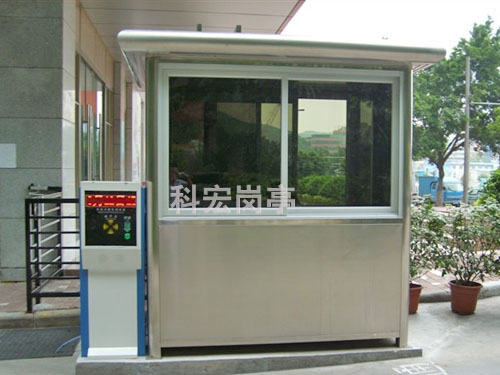 保安崗?fù)ぶ谱?></div>⒉材料采購(gòu)：根據(jù)設(shè)計(jì)方案，需要采購(gòu)相關(guān)的材料。這些材料可能包括鋼材、水泥、玻璃、電纜等多種。在采購(gòu)過(guò)程中，需要特別注意材料的質(zhì)量、價(jià)格以及交期，確保能夠滿(mǎn)足生產(chǎn)要求。<br><br>⒊生產(chǎn)制造：在材料準(zhǔn)備好之后，就進(jìn)入了生產(chǎn)制造環(huán)節(jié)。這包括切割、焊接、研磨、噴漆等多個(gè)步驟，這些步驟是制作崗?fù)さ暮诵?。生產(chǎn)過(guò)程中，質(zhì)量控制和生產(chǎn)效率都是需要注重的方面，以確保生產(chǎn)出優(yōu)質(zhì)的崗?fù)ぁ?br><br>⒋安裝調(diào)試：崗?fù)どa(chǎn)完成后，需要將其運(yùn)輸?shù)娇蛻?hù)現(xiàn)場(chǎng)進(jìn)行安裝和調(diào)試。這一環(huán)節(jié)需要確保崗?fù)つ軌蚍€(wěn)固地安裝在指定位置，并且所有的設(shè)備都能夠正常工作。<br><div style=