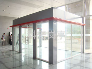 吸煙崗?fù)?></div>保護(hù)非吸煙者：吸煙崗?fù)ねㄟ^物理隔離，將吸煙者與周圍非吸煙者分開，有效降低二手煙對(duì)非吸煙者的危害。二手煙中含有多種有害物質(zhì)，對(duì)健康構(gòu)成威脅，特別是在家庭成員集體出行的場所，如景區(qū)、公園等，吸煙崗?fù)さ淖饔糜葹橹匾?br>提高環(huán)境整潔度：吸煙崗?fù)ねǔＥ鋫錈煹偈占b置，減少吸煙者在公共區(qū)域亂扔煙蒂的現(xiàn)象，降低火災(zāi)風(fēng)險(xiǎn)，保持環(huán)境整潔。<br>規(guī)范吸煙行為：吸煙崗?fù)び兄谝龑?dǎo)吸煙者到指定區(qū)域吸煙，從而規(guī)范他們的吸煙行為，減少對(duì)公共秩序的影響。<br>提升城市形象：吸煙崗?fù)さ脑O(shè)置可以提升城市形象，使城市更加美觀、整潔。同時(shí)，它也是城市文明程度的一種體現(xiàn)，表明城市對(duì)公共健康和公共環(huán)境的重視。<br>方便管理：吸煙崗?fù)楣芾碚咛峁┝艘粋€(gè)集中管理吸煙者的地方，有利于對(duì)吸煙行為進(jìn)行管理和監(jiān)督。<br>
	</div>

    <div style=