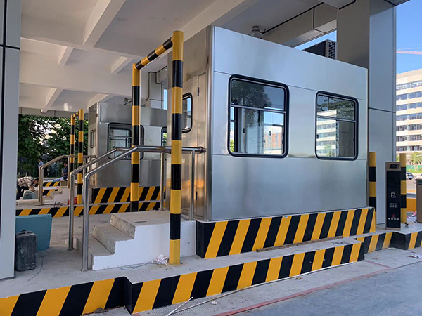 收費(fèi)崗?fù)?></div>收費(fèi)管理<br>核心功能是收取通行費(fèi)（如高速公路、橋梁隧道），或管理停車場(chǎng)進(jìn)出（如小區(qū)、商場(chǎng)）。<br>支持現(xiàn)金、銀行卡、電子支付（微信、支付寶）等多種繳費(fèi)方式，部分崗?fù)づ鋫銭TC系統(tǒng)實(shí)現(xiàn)自動(dòng)收費(fèi)。<br>車輛檢查與安全<br>檢查行駛證、駕駛證等證件，確保車輛符合上路要求。<br>檢測(cè)車輛安全性能，如輪胎、燈光等，保障道路安全。<br>交通秩序維護(hù)<br>在高峰時(shí)段或擁堵時(shí)，通過(guò)指揮交通、調(diào)整車道緩解壓力。<br>部分崗?fù)づ鋫浔O(jiān)控系統(tǒng)，實(shí)時(shí)監(jiān)控車輛行駛情況。<br>智能化管理<br>集成自動(dòng)收費(fèi)系統(tǒng)、車牌識(shí)別、人臉識(shí)別等技術(shù)，提升效率。<br>通過(guò)物聯(lián)網(wǎng)與后臺(tái)管理系統(tǒng)交互，實(shí)現(xiàn)遠(yuǎn)程監(jiān)控與調(diào)度。<br>服務(wù)與便民<br>提供咨詢、購(gòu)票、寄存等服務(wù)（如景區(qū)崗?fù)ぃ?br>配備急救箱、飲用水、修車工具等便民設(shè)施。<br><div style=