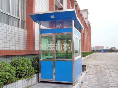 ?保安崗?fù)?></div>一、外觀設(shè)計(jì)：功能與形象的融合<br>材質(zhì)與工藝<br>主體材質(zhì)：以不銹鋼、彩鋼板、鋁合金為主，表面經(jīng)防銹處理（如噴漆、電鍍），確保耐腐蝕、易清潔。<br>屋頂設(shè)計(jì)：采用防水斜頂或平頂結(jié)構(gòu)，部分高端崗?fù)づ鋫涮?yáng)能板，實(shí)現(xiàn)節(jié)能供電。<br>門窗配置：<br>門窗采用鋼化玻璃或防彈玻璃，增強(qiáng)安全性；<br>配備防盜鎖、自動(dòng)閉門器，部分崗?fù)ぜ友b防爬刺或監(jiān)控?cái)z像頭。<br>外觀風(fēng)格：<br>簡(jiǎn)約現(xiàn)代型：線條流暢，以白色、灰色為主色調(diào)，搭配LED燈帶，適合科技園區(qū)、寫字樓；<br>仿古中式型：采用坡屋頂、木質(zhì)紋理裝飾，搭配中式窗欞，適用于景區(qū)、歷史街區(qū)；<br>工業(yè)風(fēng)型：裸露金屬框架、鉚釘裝飾，搭配防滑地坪漆，適合工廠、物流園區(qū)。<br>尺寸與布局<br>標(biāo)準(zhǔn)尺寸：?jiǎn)螎復(fù)ねǔ?m×2m×2.5m（長(zhǎng)×寬×高），雙崗?fù)た蓴U(kuò)展至3m×2m×2.8m，根據(jù)需求定制。<br>擴(kuò)展功能區(qū)：部分崗?fù)ね饨诱陉?yáng)棚、伸縮雨棚，或設(shè)置獨(dú)立儲(chǔ)物間，增加實(shí)用性。<br>標(biāo)識(shí)與裝飾<br>標(biāo)識(shí)系統(tǒng)：頂部安裝LED顯示屏，滾動(dòng)顯示安全提示、時(shí)間日期；側(cè)面張貼安保單位LOGO、服務(wù)電話。<br>夜間警示：崗?fù)に闹馨惭b反光條或警示燈，確保夜間可視性。<br>二、內(nèi)部設(shè)計(jì)：高效與舒適的平衡<br>空間規(guī)劃<br>工作區(qū)：<br>配置L型或一字型辦公桌，預(yù)留電腦、監(jiān)控屏幕、對(duì)講機(jī)等設(shè)備空間；<br>桌面采用防火板材質(zhì)，邊緣包膠防撞。<br>休息區(qū)：<br>安裝折疊椅或沙發(fā)，部分崗?fù)づ鋫湫⌒捅?、飲水機(jī)，提升人員舒適度；<br>設(shè)置獨(dú)立儲(chǔ)物柜，用于存放個(gè)人物品、安保裝備（如防暴叉、盾牌）。<br>設(shè)備區(qū)：<br>墻面安裝配電箱、網(wǎng)絡(luò)交換機(jī)，預(yù)留電源插座（含USB接口）；<br>底部設(shè)置電纜槽，避免線路雜亂。<br>功能配置<br>安防系統(tǒng)：<br>集成監(jiān)控主機(jī)、報(bào)警按鈕，與中控室聯(lián)動(dòng)；<br>部分崗?fù)づ鋫淙四樧R(shí)別終端，實(shí)現(xiàn)人員快速核驗(yàn)。<br>環(huán)境控制：<br>空調(diào)：分體式或一體式空調(diào)，確保夏季制冷、冬季制熱；<br>通風(fēng)：頂部安裝換氣扇，底部預(yù)留通風(fēng)口，保持空氣流通；<br>照明：LED頂燈+壁燈，支持多檔調(diào)光，適應(yīng)不同時(shí)段需求。<br>智能化升級(jí)：<br>語(yǔ)音對(duì)講系統(tǒng)：與訪客或中控室實(shí)時(shí)溝通；<br>緊急呼叫裝置：一鍵連接110或物業(yè)安保中心；<br>煙霧報(bào)警器：聯(lián)動(dòng)自動(dòng)噴淋系統(tǒng)，提升防火等級(jí)。<br>人性化細(xì)節(jié)<br>隔音處理：墻面填充隔音棉，門窗加裝密封條，降低外界噪音干擾。<br>防滑地板：采用PVC防滑地膠或防滑瓷磚，避免雨天滑倒。<br>無(wú)障礙設(shè)計(jì)：崗?fù)と肟谠O(shè)置斜坡，方便輪椅或推車進(jìn)出。<br>文化展示：內(nèi)部墻面可張貼安全宣傳海報(bào)、員工風(fēng)采照片，營(yíng)造積極氛圍。<br>三、典型應(yīng)用場(chǎng)景案例<br>社區(qū)崗?fù)?br>外觀：仿木紋鋁合金框架，搭配透明玻璃門窗，頂部安裝LED顯示屏顯示“歡迎光臨”。<br>內(nèi)部：配置智能道閘控制系統(tǒng)、訪客登記終端，休息區(qū)設(shè)沙發(fā)和飲水機(jī)。<br>工廠崗?fù)?br>外觀：工業(yè)風(fēng)設(shè)計(jì)，不銹鋼主體+防爆玻璃，頂部加裝探照燈。<br>內(nèi)部：安裝對(duì)講機(jī)、監(jiān)控屏幕，儲(chǔ)物柜存放安全帽、反光背心。<br>景區(qū)崗?fù)?br>外觀：仿古坡屋頂，木質(zhì)裝飾，搭配中式窗花。<br>內(nèi)部：設(shè)置票務(wù)系統(tǒng)、廣播喇叭，休息區(qū)提供地圖和急救包。<br>四、維護(hù)與升級(jí)建議<br>定期檢查：每月檢查門窗密封性、電路安全性，清潔空調(diào)濾網(wǎng)。<br>技術(shù)升級(jí)：逐步替換傳統(tǒng)設(shè)備為智能化終端（如AI監(jiān)控、物聯(lián)網(wǎng)傳感器）。<br>外觀翻新：每3-5年重新噴漆或更換裝飾板，保持崗?fù)ば蜗蟆?br><div style=