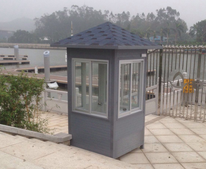 彩鋼崗?fù)?></div>一、基礎(chǔ)施工與地面處理<br>地面平整度<br>確保安裝地面水平，誤差不超過(guò)±5mm，避免崗?fù)A斜導(dǎo)致門(mén)窗變形或排水不暢。<br>若地面為軟土或回填土，需夯實(shí)并澆筑10-15cm厚混凝土墊層，增強(qiáng)承載力。<br>預(yù)埋件固定<br>根據(jù)崗?fù)こ叽珙A(yù)埋地腳螺栓或鋼板，螺栓間距與崗?fù)す羌芸孜黄ヅ?，確保連接穩(wěn)固。<br>預(yù)埋件需與地面鋼筋焊接，防止因外力沖擊（如車(chē)輛碰撞）導(dǎo)致移位。<br>防潮處理<br>在地面與崗?fù)さ撞拷佑|處鋪設(shè)防潮膜（如PE膜），或涂刷防水涂料，避免潮氣侵蝕木質(zhì)底板。<br>南方潮濕地區(qū)可加裝通風(fēng)口，保持底部空氣流通。<br>二、主體結(jié)構(gòu)組裝<br>骨架焊接與防腐<br>輕鋼骨架焊接需滿焊，避免虛焊導(dǎo)致結(jié)構(gòu)松動(dòng)；焊接后清除焊渣并涂刷防銹漆（如環(huán)氧富鋅底漆）。<br>骨架連接處使用高強(qiáng)度螺栓固定，并加裝防松墊片，防止長(zhǎng)期振動(dòng)導(dǎo)致松動(dòng)。<br>彩鋼板安裝順序<br>先安裝外墻板，再裝內(nèi)墻板，最后安裝屋頂板，確保每塊板之間密封嚴(yán)實(shí)。<br>彩鋼板拼接處使用中性硅酮結(jié)構(gòu)膠密封，邊緣用鋁合金壓條固定，防止雨水滲透。<br>屋頂排水設(shè)計(jì)<br>屋頂坡度需≥5%，確保雨水快速排走；尖頂崗?fù)ば柙谖菁固幇惭b導(dǎo)水槽。<br>屋頂與墻體連接處用防水卷材（如SBS改性瀝青卷材）加強(qiáng)處理，避免“漏斗效應(yīng)”。<br>三、門(mén)窗與功能部件安裝<br>門(mén)窗密封性<br>門(mén)窗框與墻體間填充發(fā)泡膠，外沿用密封膠封閉，防止漏風(fēng)滲水。<br>推拉窗需安裝防脫軌裝置，平開(kāi)窗鉸鏈需加裝限位器，避免強(qiáng)風(fēng)導(dǎo)致門(mén)窗損壞。<br>電路布線規(guī)范<br>電源線穿PVC管或金屬軟管保護(hù)，避免直接暴露；強(qiáng)弱電分開(kāi)布線，間距≥30cm。<br>插座、開(kāi)關(guān)安裝高度符合安全標(biāo)準(zhǔn)（如插座離地≥30cm），并配備漏電保護(hù)裝置。<br>空調(diào)與通風(fēng)系統(tǒng)<br>空調(diào)外機(jī)需安裝在崗?fù)ね獠恐Ъ苌希Ъ芘c墻體連接處使用膨脹螺栓固定。<br>通風(fēng)口需加裝防蟲(chóng)網(wǎng)，避免蚊蟲(chóng)進(jìn)入；進(jìn)風(fēng)口與排風(fēng)口保持一定距離，防止氣流短路。<br>四、安全與細(xì)節(jié)優(yōu)化<br>防雷接地<br>金屬崗?fù)ば柽B接接地裝置，接地電阻≤4Ω；屋頂可安裝避雷帶，并與主體結(jié)構(gòu)可靠連接。<br>防撞加固<br>在崗?fù)に闹芗友b橡膠防撞條或鋼管護(hù)欄，減少車(chē)輛碰撞損傷。<br>高速公路收費(fèi)亭需符合《高速公路收費(fèi)亭》標(biāo)準(zhǔn)（GB/T 24719-2009），抗沖擊性能達(dá)標(biāo)。<br>成品保護(hù)<br>安裝過(guò)程中對(duì)彩鋼板表面覆蓋保護(hù)膜，避免劃傷；施工完成后及時(shí)清理現(xiàn)場(chǎng)垃圾。<br>交付前進(jìn)行全面檢查，包括門(mén)窗開(kāi)關(guān)靈活性、電路通電測(cè)試、排水通暢性等。<br><br>
	</div>

    <div style=