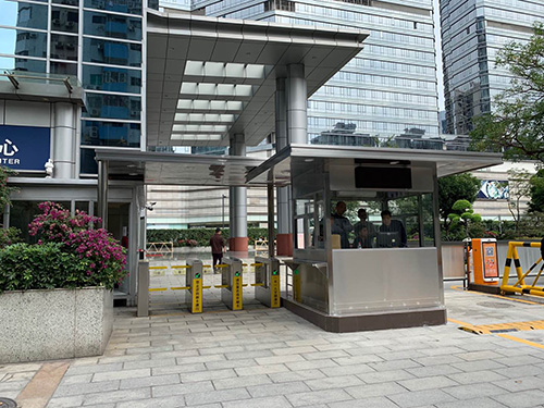 門(mén)口崗?fù)?></div>質(zhì)量可靠<br>選擇具有良好信譽(yù)和口碑的廠家生產(chǎn)的崗?fù)?，查看廠家的資質(zhì)證書(shū)和產(chǎn)品質(zhì)量檢測(cè)報(bào)告，確保崗?fù)さ馁|(zhì)量符合相關(guān)標(biāo)準(zhǔn)。<br>檢查崗?fù)さ牟馁|(zhì)和工藝，如不銹鋼崗?fù)さ牟馁|(zhì)厚度、焊接質(zhì)量，木質(zhì)崗?fù)さ哪静母稍锾幚砬闆r等，確保崗?fù)そY(jié)構(gòu)穩(wěn)固，使用壽命長(zhǎng)。<br>功能適用<br>根據(jù)實(shí)際使用需求選擇合適功能的崗?fù)?，避免功能過(guò)剩或不足。例如，如果只是用于安保值班，選擇基本的安保崗?fù)ぜ纯桑蝗绻枰峁┦召M(fèi)服務(wù)，則要選擇配備收費(fèi)系統(tǒng)的收費(fèi)崗?fù)ぁ?br>價(jià)格合理<br>在保證崗?fù)べ|(zhì)量和功能的前提下，對(duì)比不同廠家的價(jià)格，選擇性?xún)r(jià)比高的產(chǎn)品。不要只追求低價(jià)，而忽視了崗?fù)さ馁|(zhì)量和售后服務(wù)。<br>售后服務(wù)<br>了解廠家的售后服務(wù)內(nèi)容和承諾，如保修期限、維修響應(yīng)時(shí)間等。選擇提供完善售后服務(wù)的廠家，以便在使用過(guò)程中遇到問(wèn)題時(shí)能夠及時(shí)得到解決。<br><br>
	</div>

    <div style=