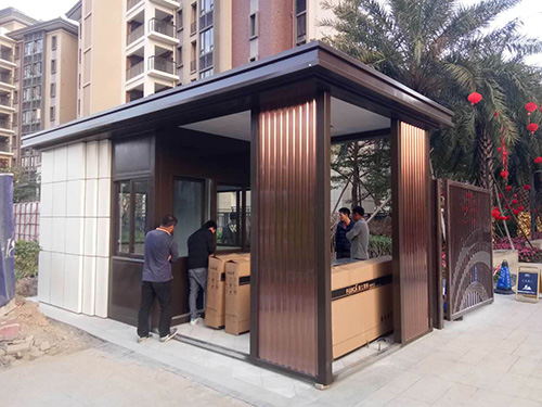 ?物業(yè)崗?fù)?></div>智能化<br>未來(lái)崗?fù)⒏幼⒅刂悄芑O(shè)備的應(yīng)用，如人臉識(shí)別、智能監(jiān)控等技術(shù)，提高安全管理效率。例如，通過(guò)人臉識(shí)別系統(tǒng)實(shí)現(xiàn)人員出入的自動(dòng)識(shí)別和記錄，減少人工操作。<br>崗?fù)⑴鋫渲悄軋?bào)警系統(tǒng)，能夠在發(fā)現(xiàn)異常情況時(shí)自動(dòng)報(bào)警并通知相關(guān)人員。<br>環(huán)保材料<br>環(huán)保意識(shí)的提升促使市場(chǎng)對(duì)崗?fù)げ牧系沫h(huán)保性提出更高要求。未來(lái)將更多使用可回收或環(huán)保材料，如再生塑料、竹材等。<br>崗?fù)さ脑O(shè)計(jì)將更加注重節(jié)能和減排，如采用太陽(yáng)能供電系統(tǒng)、節(jié)能燈具等。<br>模塊化設(shè)計(jì)<br>模塊化崗?fù)⒏阌谶\(yùn)輸和組裝，能夠快速適應(yīng)不同場(chǎng)合的需求，提升施工效率。例如，采用標(biāo)準(zhǔn)化的模塊組件，可以根據(jù)實(shí)際需求進(jìn)行靈活組合和調(diào)整。<br>模塊化設(shè)計(jì)還便于崗?fù)さ木S護(hù)和升級(jí)，降低維護(hù)成本。<br>個(gè)性化定制<br>隨著消費(fèi)者需求的多樣化，崗?fù)さ膫€(gè)性化定制將成為一種趨勢(shì)。滿足不同場(chǎng)所的特殊需求，如特定尺寸、形狀、顏色等。<br>崗?fù)さ膬?nèi)部布局和設(shè)施配置也將更加個(gè)性化，以滿足不同工作人員的需求和偏好。<br>
	</div>

    <div style=