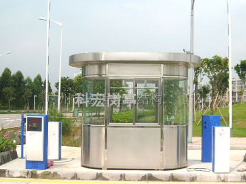 ?工地崗?fù)?></div>材質(zhì)：<br>工地崗?fù)ひ话阌山饘俨牧现瞥?，如不銹鋼、鋁合金等。這些材料具有耐久、堅固、防腐等特點，能夠適應(yīng)工地惡劣的環(huán)境條件。<br>結(jié)構(gòu)：<br>主體框架：通常采用不銹鋼鋼管進行生產(chǎn)制作，起到基本框架的作用，支撐整個崗?fù)さ慕Y(jié)構(gòu)穩(wěn)定。<br>外頂：選用優(yōu)質(zhì)的鍍鋅板做蓋板，采用全封閉式的整體設(shè)計，防止雨水滲漏，具備超強的耐腐蝕性能。<br>門窗：門一般采用不銹鋼半玻門或液壓無框地彈簧玻璃門，方便開啟且密封性好；窗則選用優(yōu)質(zhì)的鋁合金型材生產(chǎn)制作，透光性好且美觀大方。<br>墻體：外封板選用優(yōu)質(zhì)的不銹鋼板或玻璃鋼型材，內(nèi)封板則常用米黃色彩鋼板或木板，中間填充保溫材料（如聚氨酯保溫材料），以提升隔熱和保溫效果。同時，墻體上還會設(shè)置合適的通風(fēng)口，保證崗?fù)?nèi)空氣流通。<br>底部：底層使用角鋼架支撐，中間鋪設(shè)厚厚的木夾板或防滑膠板，確保崗?fù)さ姆€(wěn)定性和安全性。<br>
	</div>

    <div style=