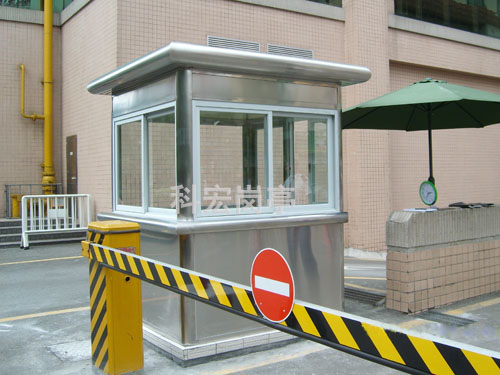 學(xué)校治安崗?fù)?></div>門禁管理<br>作為校園di一道防線，崗?fù)すぷ魅藛T通過核實(shí)身份、登記外來人員、引導(dǎo)車輛進(jìn)出，確保校園封閉性。例如，上課期間嚴(yán)格管控校外人員進(jìn)入，減少干擾教學(xué)秩序的風(fēng)險(xiǎn)。<br>安全巡邏協(xié)調(diào)<br>崗?fù)な茄策夑?duì)伍的調(diào)度中心，工作人員定時(shí)巡查教學(xué)樓、宿舍周邊等重點(diǎn)區(qū)域，及時(shí)發(fā)現(xiàn)并處理設(shè)施損壞、可疑人員等隱患。巡邏路線與時(shí)間經(jīng)科學(xué)規(guī)劃，覆蓋校園全域。<br>應(yīng)急響應(yīng)樞紐<br>當(dāng)師生遇困、發(fā)生事故或發(fā)現(xiàn)安全隱患時(shí)，崗?fù)な鞘讉€(gè)響應(yīng)點(diǎn)。工作人員經(jīng)培訓(xùn)可初步處理問題，聯(lián)系相關(guān)部門并疏導(dǎo)現(xiàn)場，為專業(yè)處置爭取時(shí)間。例如，某校園崗?fù)ぴ焖賲f(xié)調(diào)處理學(xué)生突發(fā)疾病事件，避免病情惡化。<br>人性化服務(wù)<br>提供問詢指引、失物保管、應(yīng)急雨具等細(xì)微服務(wù)，體現(xiàn)校園管理的人文關(guān)懷。例如，雨天為未帶傘的學(xué)生提供臨時(shí)雨具，增強(qiáng)師生對安全設(shè)施的認(rèn)同感。<br><div style=