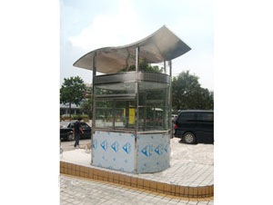 不銹鋼崗?fù)?></div>一、材質(zhì)選擇與加工優(yōu)化<br>選用高耐蝕性不銹鋼<br>根據(jù)使用環(huán)境選擇不銹鋼型號：<br>304不銹鋼：適用于一般戶外環(huán)境（如城市街道、小區(qū)門口），耐大氣腐蝕性較好。<br>316不銹鋼：含鉬元素，耐氯離子腐蝕性更強(qiáng)，適合沿?；蚋啕}霧環(huán)境（如海邊景區(qū)、化工園區(qū)附近）。<br>避免使用劣質(zhì)或回收不銹鋼，其雜質(zhì)含量高，易加速腐蝕。<br>優(yōu)化加工工藝<br>減少焊接缺陷：焊接處易殘留焊渣、氧化皮，需打磨拋光至與母材表面一致，避免形成電化學(xué)腐蝕微電池。<br>控制表面粗糙度：表面越光滑，耐腐蝕性越強(qiáng)。加工后需進(jìn)行酸洗鈍化處理，去除鐵離子并形成致密氧化膜。<br>避免機(jī)械損傷：運(yùn)輸、安裝過程中防止劃傷、磕碰，損傷處易成為腐蝕起點(diǎn)。<br>二、安裝環(huán)境控制<br>遠(yuǎn)離腐蝕源<br>避免安裝在化工廠、垃圾處理場等排放腐蝕性氣體（如二氧化硫、氯氣）或粉塵的區(qū)域。<br>與海洋、鹽堿地等高鹽霧環(huán)境保持距離，或選用316不銹鋼并加強(qiáng)防護(hù)。<br>改善通風(fēng)條件<br>確保崗?fù)ぶ車諝饬魍?，避免潮濕空氣積聚?？稍陧敳炕騻?cè)面增設(shè)通風(fēng)口，或安裝排風(fēng)扇。<br>避免長期處于密閉、潮濕環(huán)境（如地下室入口），否則需加強(qiáng)除濕措施。<br>基礎(chǔ)防潮處理<br>崗?fù)さ撞颗c地面接觸處鋪設(shè)防潮層（如混凝土墊層加防水卷材），防止地下水汽上升腐蝕底部結(jié)構(gòu)。<br>避免直接接觸泥土或積水，定期清理崗?fù)ぶ苓吪潘疁?，防止積水浸泡。<br>三、日常維護(hù)與清潔<br>定期清潔表面<br>頻率：每周至少清潔1次，沿?；蚋呶廴镜貐^(qū)需增加至2-3次。<br>方法：<br>用清水沖洗表面灰塵，避免使用硬毛刷或鋼絲球刮擦。<br>頑固污漬（如鳥糞、樹脂）可用中性清潔劑（如洗潔精）配合軟布擦拭，禁用強(qiáng)酸強(qiáng)堿清潔劑（如鹽酸、氫氧化鈉）。<br>清潔后用干布擦干或自然晾干，避免水漬殘留。<br>檢查并修復(fù)損傷<br>每月檢查崗?fù)け砻媸欠裼袆澓?、磕碰或焊縫開裂，及時(shí)用砂紙打磨至光滑，并補(bǔ)涂防銹漆或不銹鋼專用修補(bǔ)劑。<br>檢查密封膠條是否老化開裂，及時(shí)更換以防止雨水滲入。<br>避免異物附著<br>禁止在崗?fù)け砻嬲迟N膠帶、海報(bào)等，殘留膠水會(huì)腐蝕表面。<br>避免長期堆放雜物，防止遮擋通風(fēng)口或?qū)е戮植砍睗瘛?br>四、防腐蝕強(qiáng)化處理<br>表面鈍化處理<br>新安裝崗?fù)せ虼笮藓螅孟跛崛芤海舛?%-10%）進(jìn)行鈍化處理，形成更致密的氧化膜，提升耐蝕性。<br>鈍化后需用清水徹底沖洗并擦干。<br>涂裝防護(hù)涂層<br>在不銹鋼表面噴涂透明防銹漆或氟碳涂料，形成物理屏障，隔絕腐蝕介質(zhì)。<br>適用于高腐蝕風(fēng)險(xiǎn)環(huán)境（如化工園區(qū)、海邊），需定期（每2-3年）補(bǔ)涂。<br>電化學(xué)保護(hù)（可選）<br>在極端腐蝕環(huán)境下（如長期接觸海水），可考慮犧牲陽極法，在崗?fù)じ浇裨O(shè)鋅塊或鎂塊，通過電化學(xué)反應(yīng)保護(hù)不銹鋼。<br>五、使用習(xí)慣調(diào)整<br>控制內(nèi)部濕度<br>崗?fù)?nèi)安裝除濕機(jī)或空調(diào)，保持相對濕度低于60%，減少冷凝水形成。<br>避免在崗?fù)?nèi)晾曬濕衣物或長期存放潮濕物品。<br>規(guī)范操作設(shè)備<br>崗?fù)?nèi)若安裝電器（如空調(diào)、照明），需確保接地良好，防止漏電引發(fā)電化學(xué)腐蝕。<br>避免在崗?fù)?nèi)使用明火或高溫設(shè)備，防止局部過熱導(dǎo)致材質(zhì)性能下降。<br>定期專業(yè)維護(hù)<br>每年聘請專業(yè)團(tuán)隊(duì)對崗?fù)みM(jìn)行全面檢查，包括結(jié)構(gòu)穩(wěn)定性、防腐層完整性等，并出具維護(hù)報(bào)告。<br><div style=